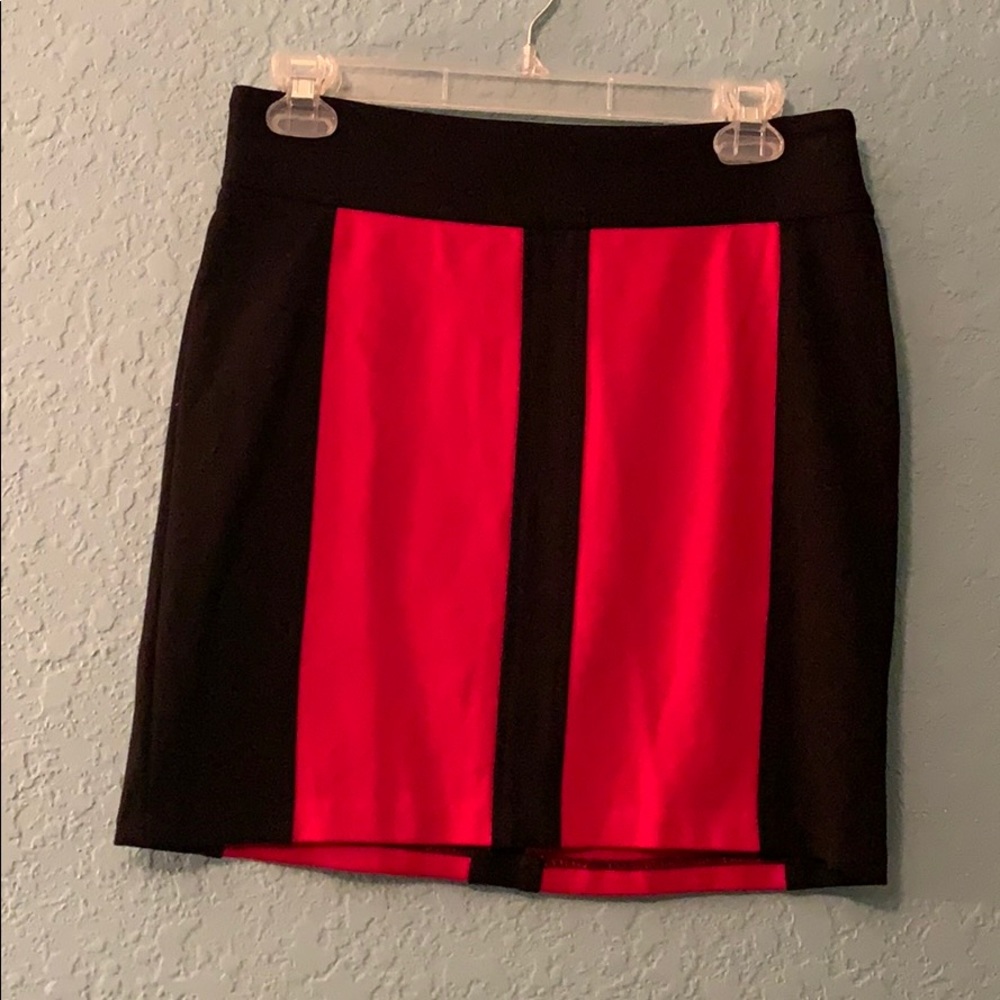 Cache Size 2 Black And Red Short Skirt - image 1